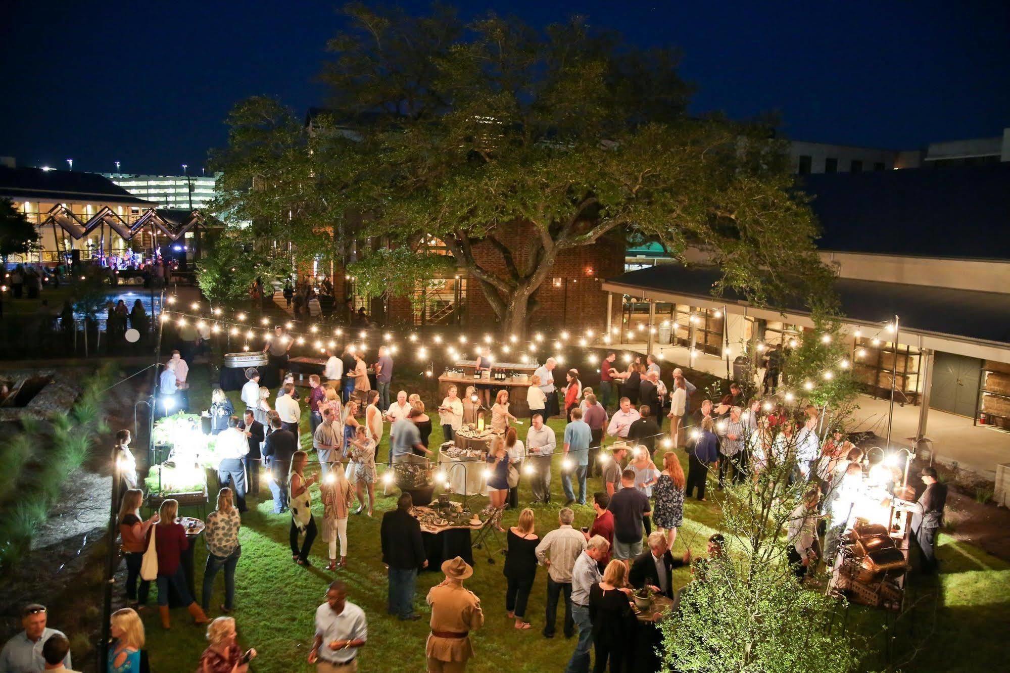 Cavalry Court, By Valencia Hotel Collection College Station Exterior foto